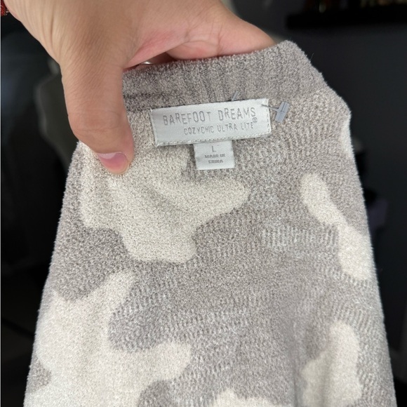 Barefoot dreams Gray and Cream Patterned Cardigan - Picture 4 of 5